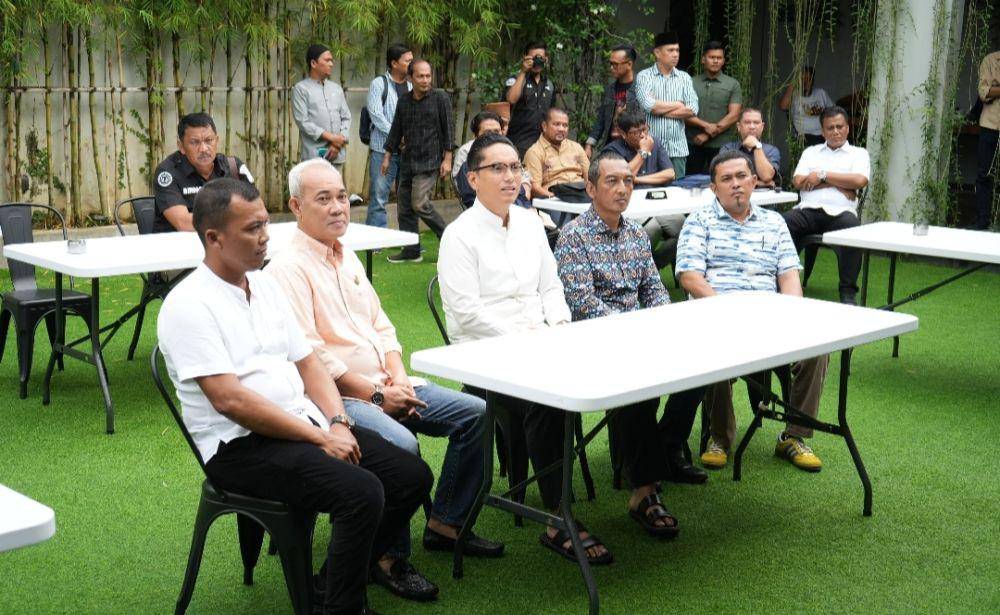 Rico Waas saat menghadiri acara sekaligus menyerahkan hadiah pemenang lomba karya tulis jurnalis (Dok. Diskominfo Medan)