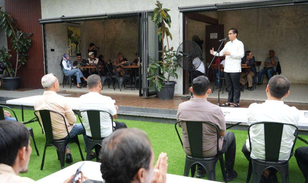 Rico Waas saat menghadiri acara sekaligus menyerahkan hadiah pemenang lomba karya tulis jurnalis (Dok. Diskominfo Medan)