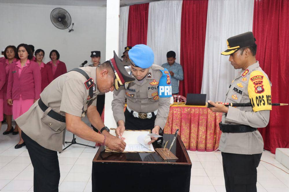 Prosesi penandatanganan pakta integritas oleh anggota. (Dok.Humas Polres Karangasem)