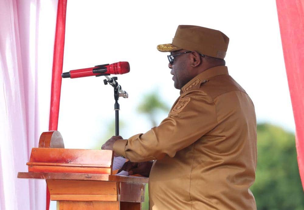 Gubernur Papua Tengah, Meki Nawipa, menyampaikan amanat apel gabungan perdana di Nabire, Jumat (7/3/2025). (Foto: Istimewa)