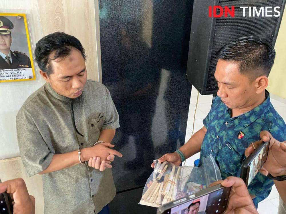 Ungkap kasus penangkapan penjual sepatu yang ikut menjajakan gading gajah diungkap Satreskrim Polresta Bandar Lampung. (IDN Times/Tama Yudha Wiguna).
