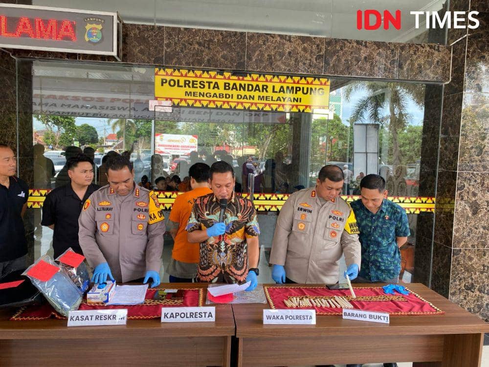 Ungkap kasus penangkapan penjual sepatu yang ikut menjajakan gading gajah diungkap Satreskrim Polresta Bandar Lampung. (IDN Times/Tama Yudha Wiguna).