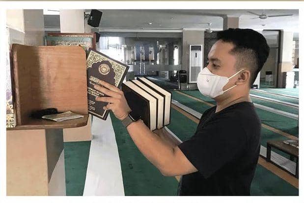 Merapikan alquran Masjid Al Jihad