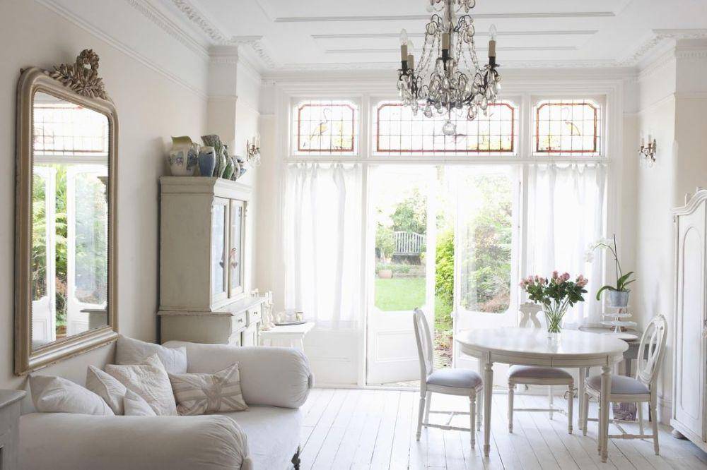 Interior klasik dengan berbagai shade warna putih (pixabay.com/ClaireRendallDesign)
