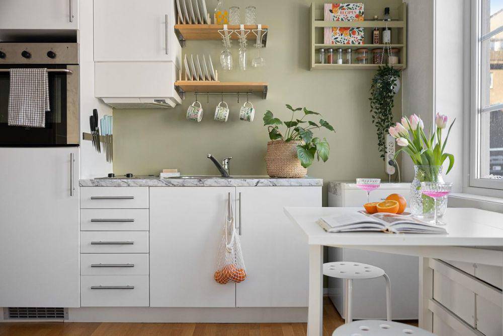 Dapur warna putih dengan aksen hijau sage (pixabay.com/Lisaphotos195)