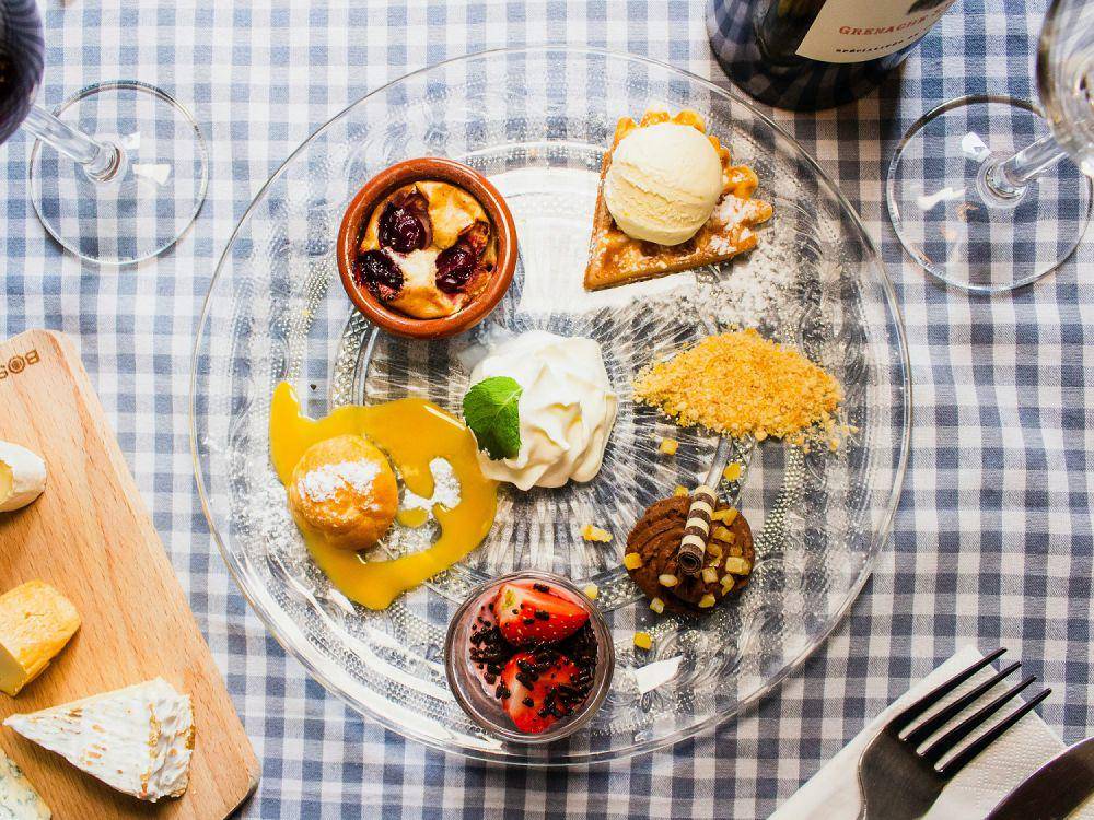 ilustrasi makanan di meja (unsplash.com/Louis Hansel)