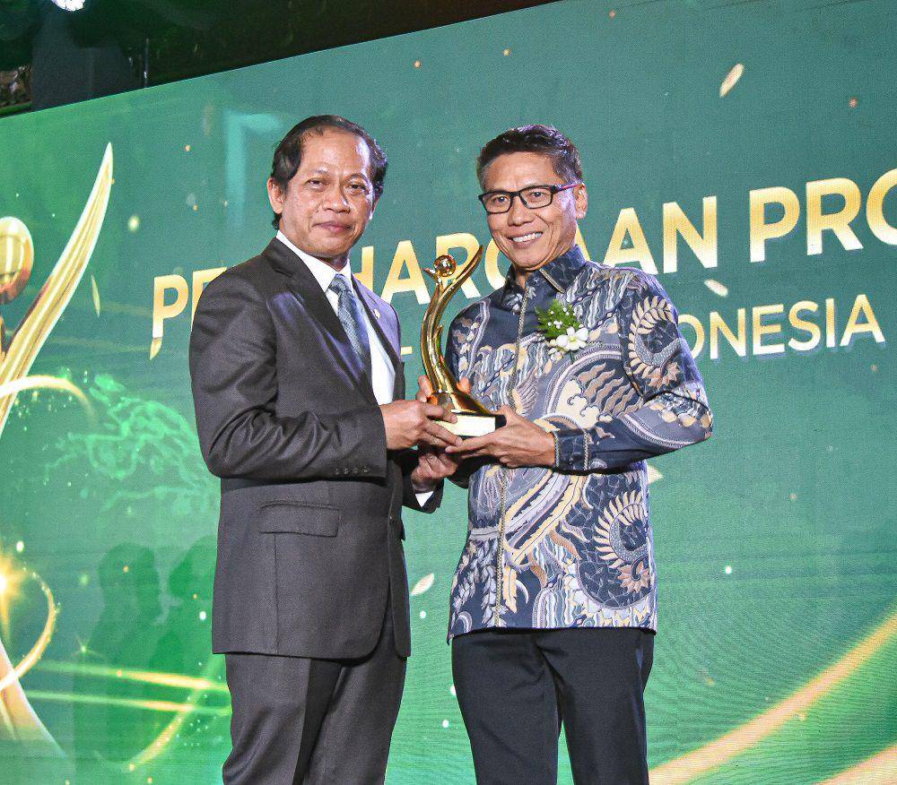 Menteri Lingkungan Hidup, Dr. Hanif Faisol Nurofiq, menyerahkan penghargaan Proper Emas kepada PT Vale Indonesia dan diterima oleh Abu Ashar, Vice President Director and Chief Operations Infrastructure Officer PT Vale Indonesia.  (Foto: Vale.com)