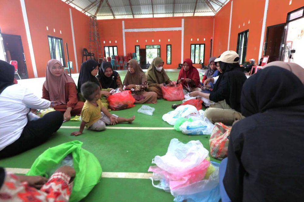 Para ibu rumah tangga terlihat antusias belajar daur ulang (vale.com)