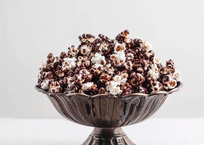 Ilustrasi chocolate popcorn (vecteezy.com/arcadesign)