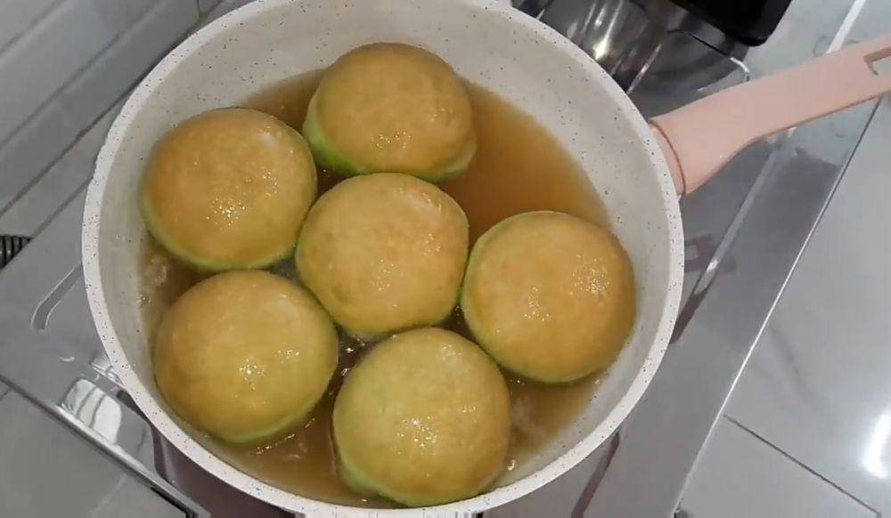 ilustrasi menggoreng donat bomboloni pandan (YouTube.com/atha naufal)
