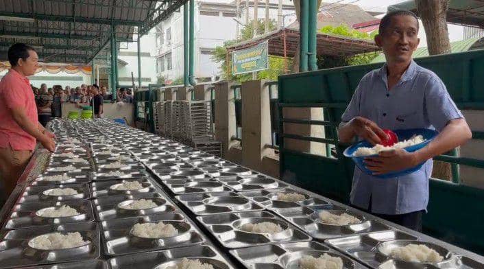 Panitia Ramadan saat menyiapkan porsi bukber untuk jemaah Masjid Aceh Sepakat (IDN Times/Eko Agus Herianto)