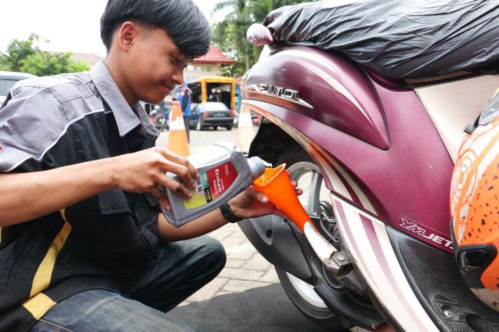 Pertamina Lubricants Kasih Ganti Oli Gratis untuk Motor Kena Banjir