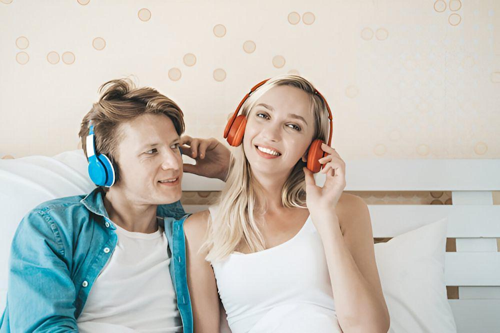 ilustrasi pasangan mendengarkan musik bersama (freepik.com/jcomp)