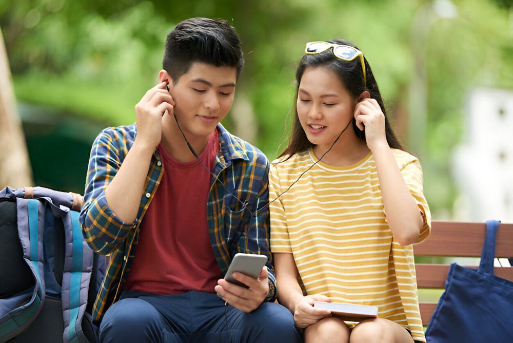 ilustrasi pasangan mendengarkan musik bersama (freepik.com/pressfoto)