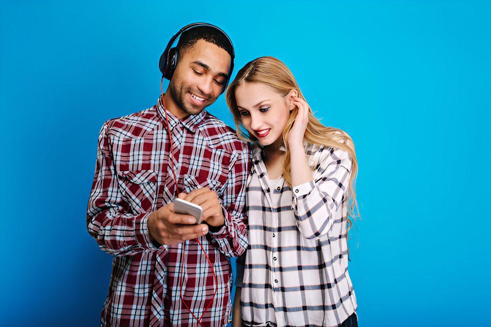 ilustrasi pasangan mendengarkan musik bersama (freepik.com/lookstudio)