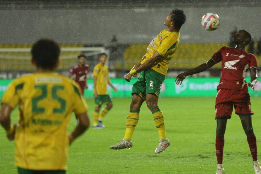 Salah satu momen pertandingan pekan ke-26 BRI Liga 1 2024/2025 antara PSM Makassar versus Persebaya Surabaya yang berlangsung di Stadion B.J. Habibie Parepare, Jumat 7 Maret 2025. (Dok. Ofisial PSM Makassar/Agung Dewantara)