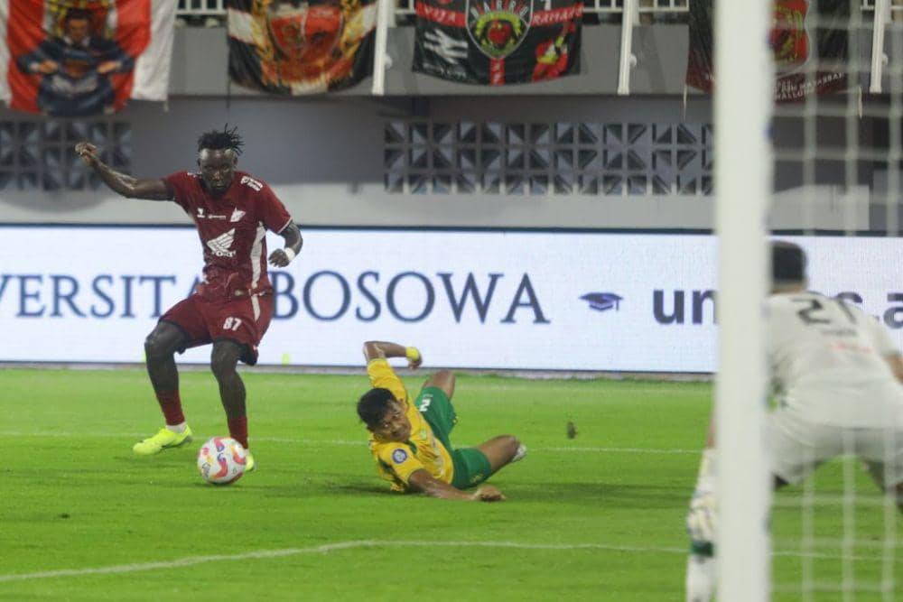 Salah satu momen pertandingan pekan ke-26 BRI Liga 1 2024/2025 antara PSM Makassar versus Persebaya Surabaya yang berlangsung di Stadion B.J. Habibie Parepare, Jumat 7 Maret 2025. (Dok. Ofisial PSM Makassar/Agung Dewantara)