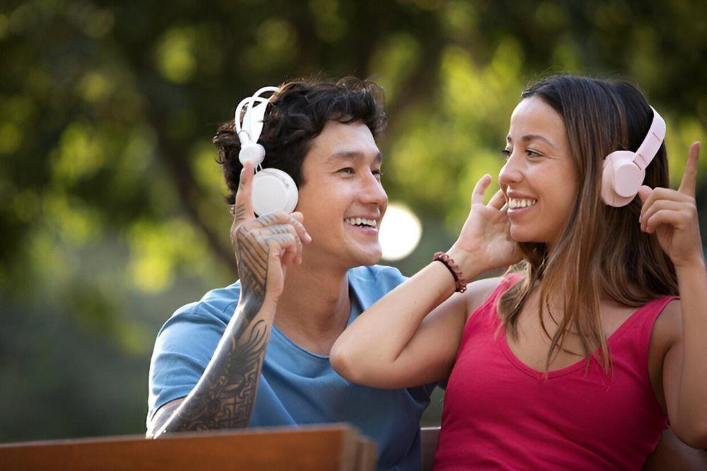 ilustrasi pasangan mendengarkan musik bersama (freepik.com/freepik)