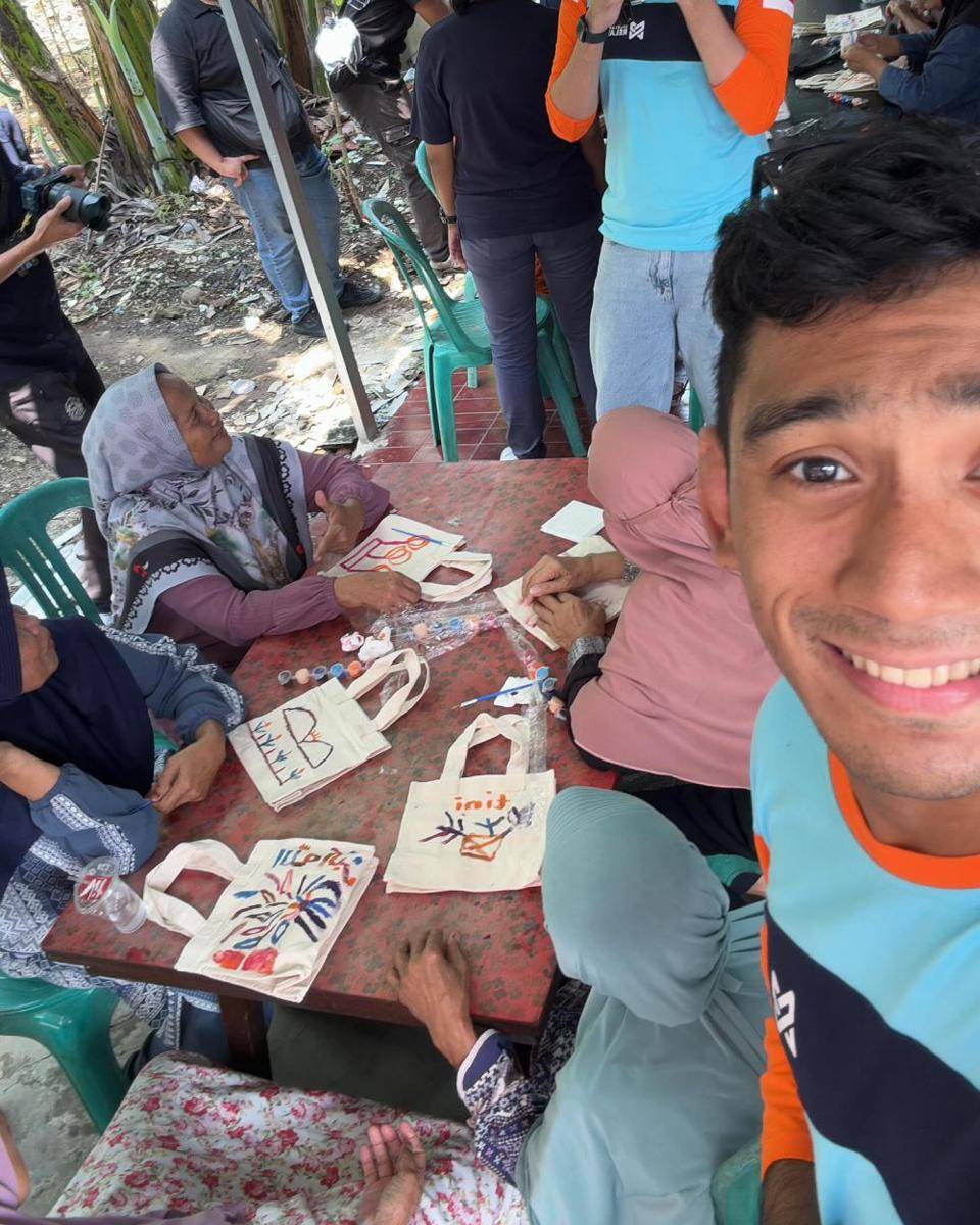 potret Daffa Wardhana kunjungi panti jompo (instagram.com/daffawardhana)