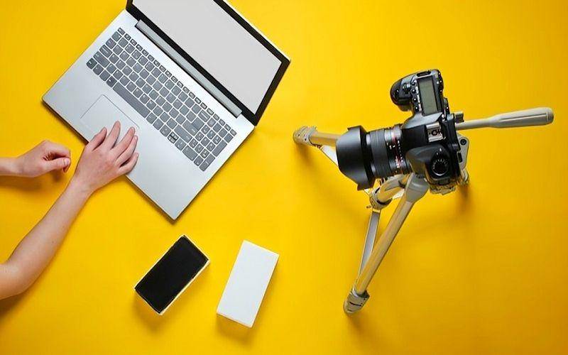 ilustrasi membuat konten tutorial teknologi (freepik.com/splitov27)