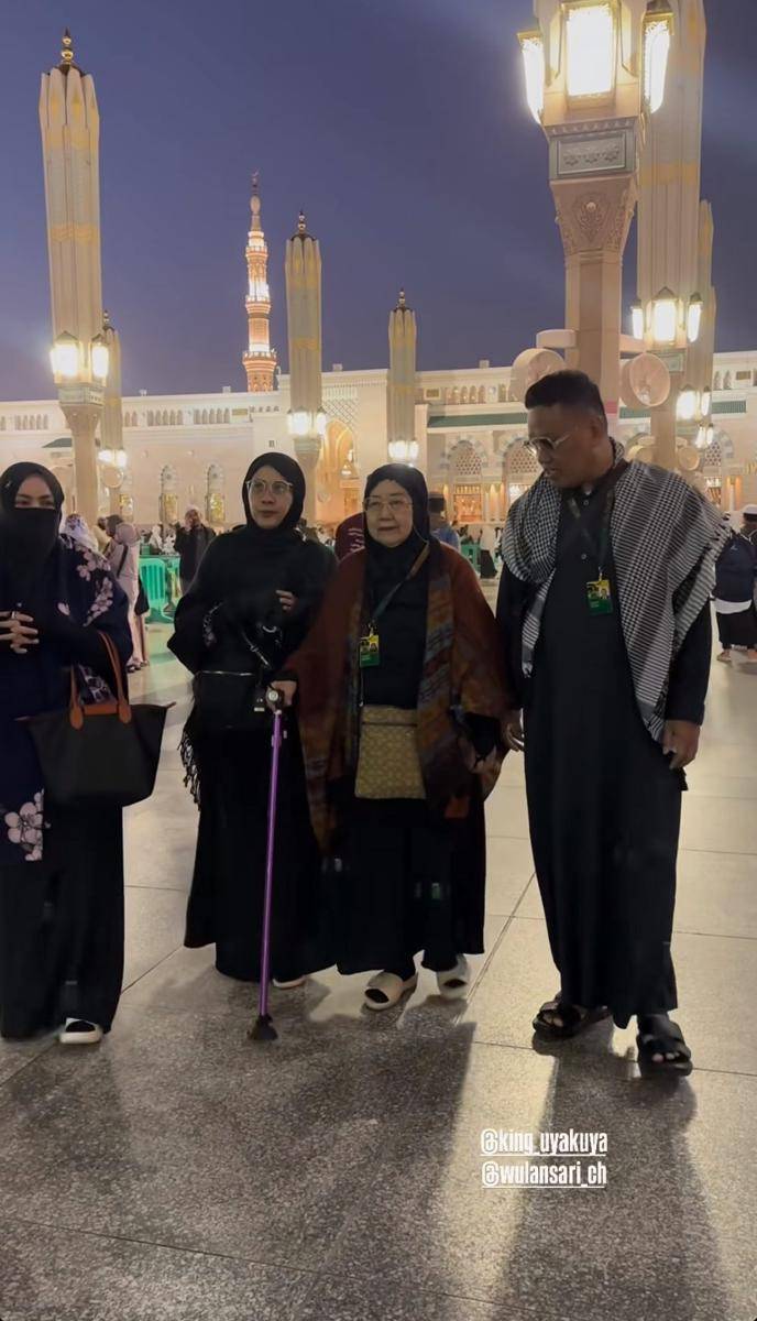 Astrid dan Uya Kuya umrah (instagram.com/astridkuya)