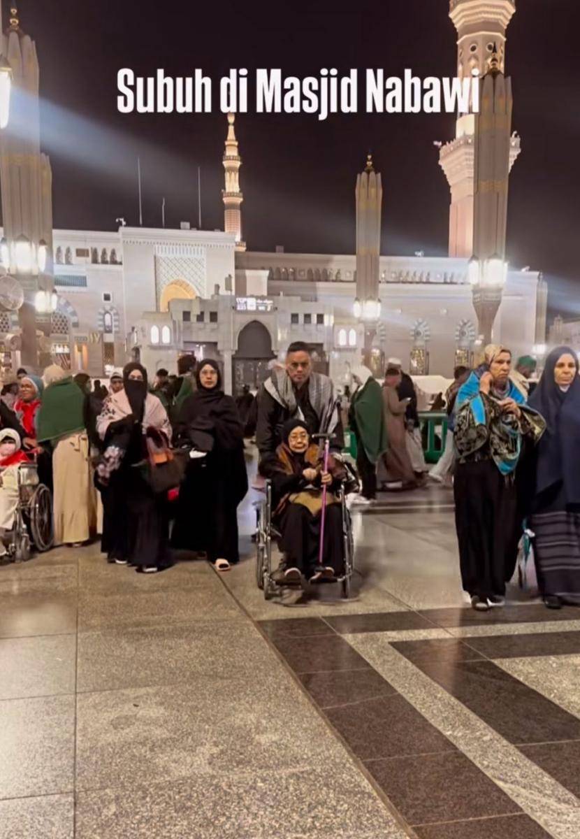 Astrid dan Uya Kuya umrah (instagram.com/astridkuya)
