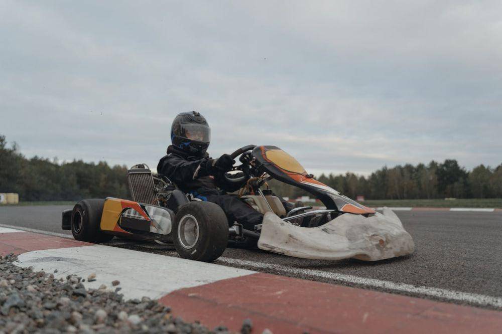 ilustrasi pertandingan gokart (pexels.com/Tima Miroshnichenko)