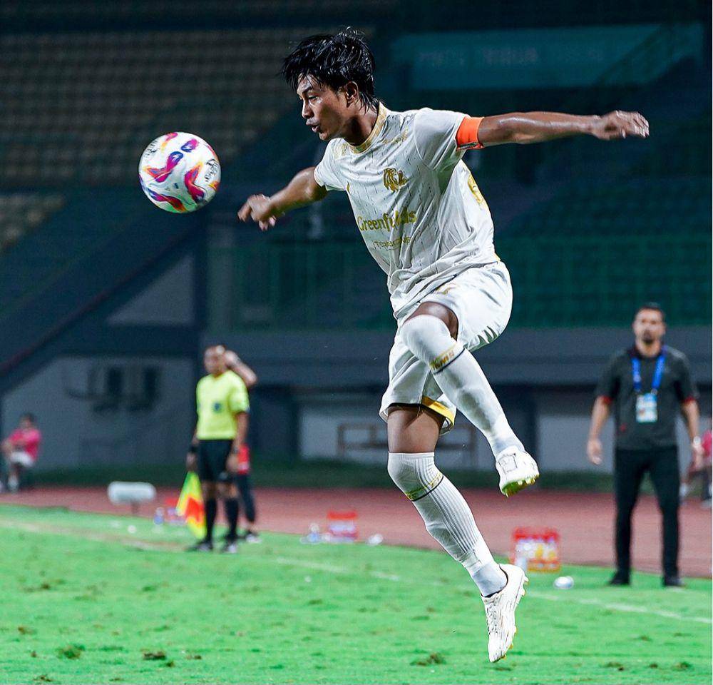 Bek Kiri Arema FC, Johan Ahmad Farisi (Alfarizi) saat menghadapi Persija Jakarta di Stadion Patriot Candrabhaga Bekasi. (Dok. Media Officer Arema FC)