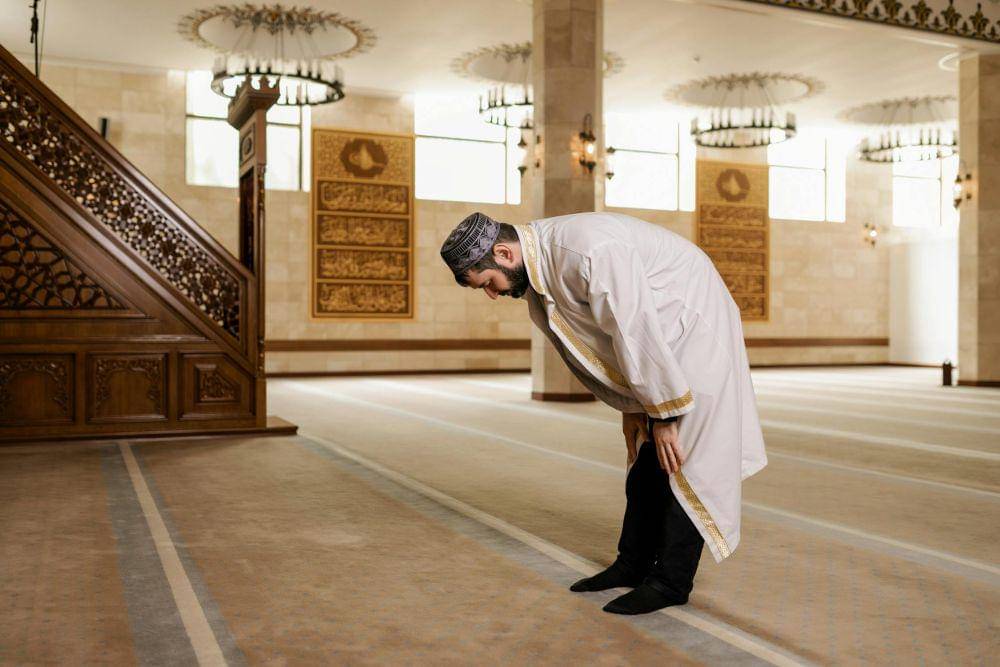 Ilustrasi sedang melakukan rukuk (pexels.com/Alena Darmel)