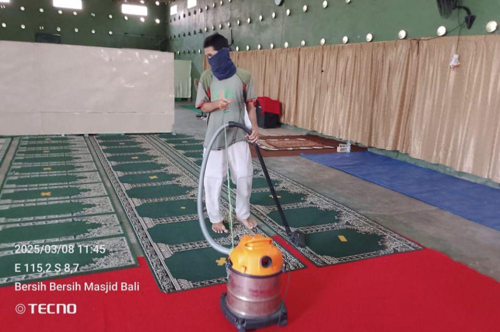 Pemuda di Bali Bentuk Tim Bersih-Bersih Masjid Secara Gratis