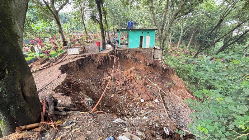 8 Makam di TPU Nagrog Terdampak Longsor dan Direlokasi