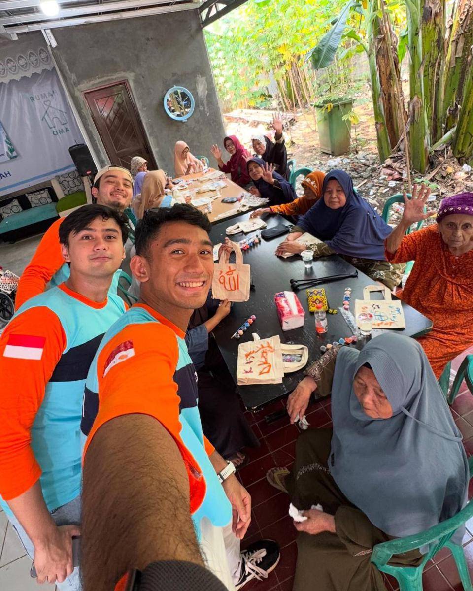 potret Daffa Wardhana kunjungi panti jompo (instagram.com/daffawardhana)