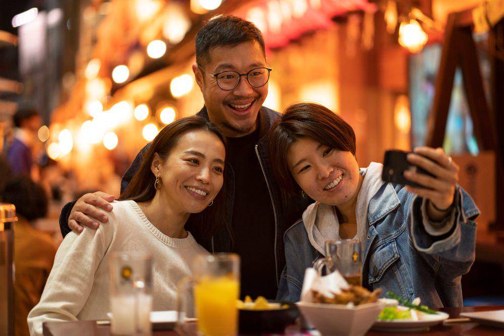 ilustrasi buka puasa bersama sahabat (freepik.com/freepik)