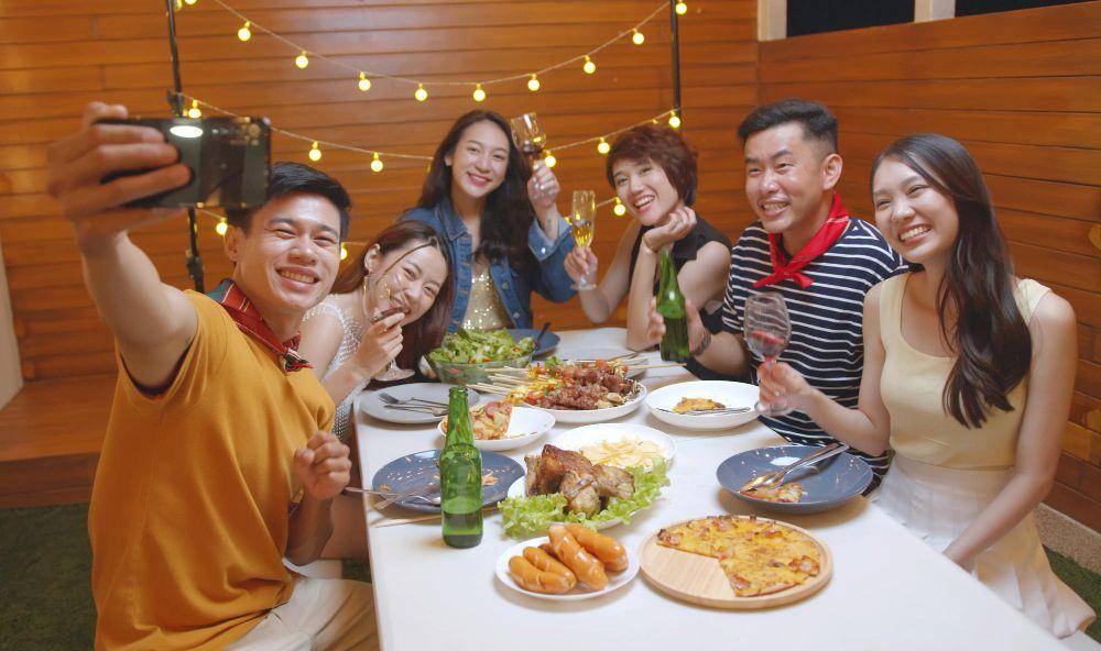ilustrasi buka bersama sahabat (freepik.com/our-team)