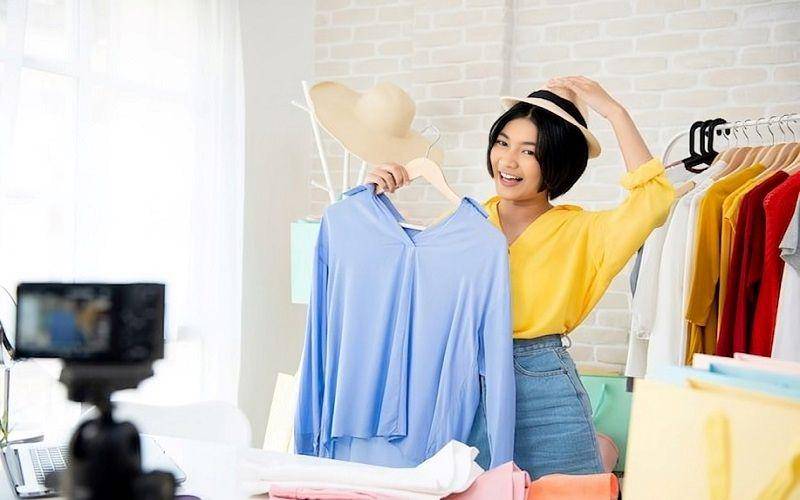 ilustrasi promosi baju di media sosial (freepik.com/atstockproductions)