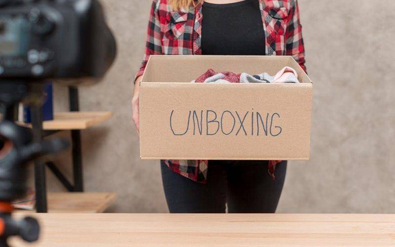 ilustrasi konten unboxing barang (freepik.com/freepik)