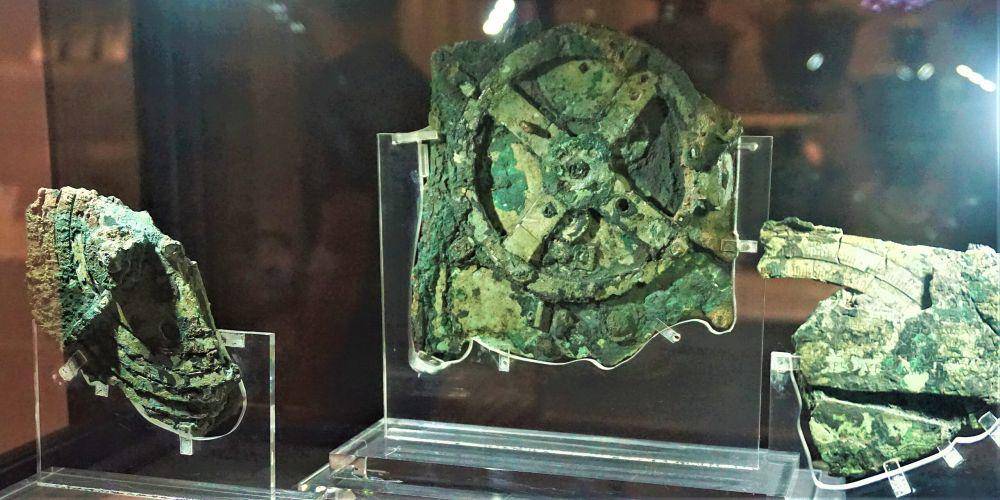 The Antikythera Mechanism (commons.wikimedia.org/Joyofmuseums)