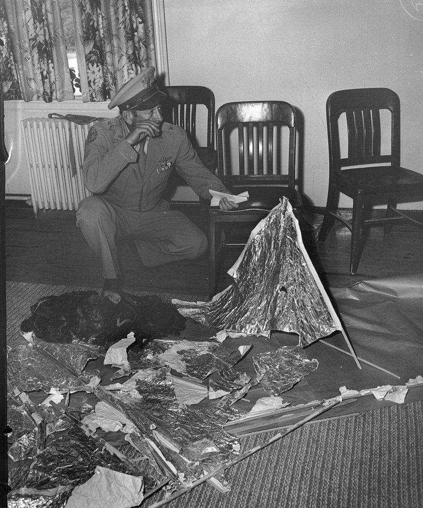 foto serpihan penemuan Roswell Incident (commons.m.wikimedia.org/Fort Worth Star-Telegram)