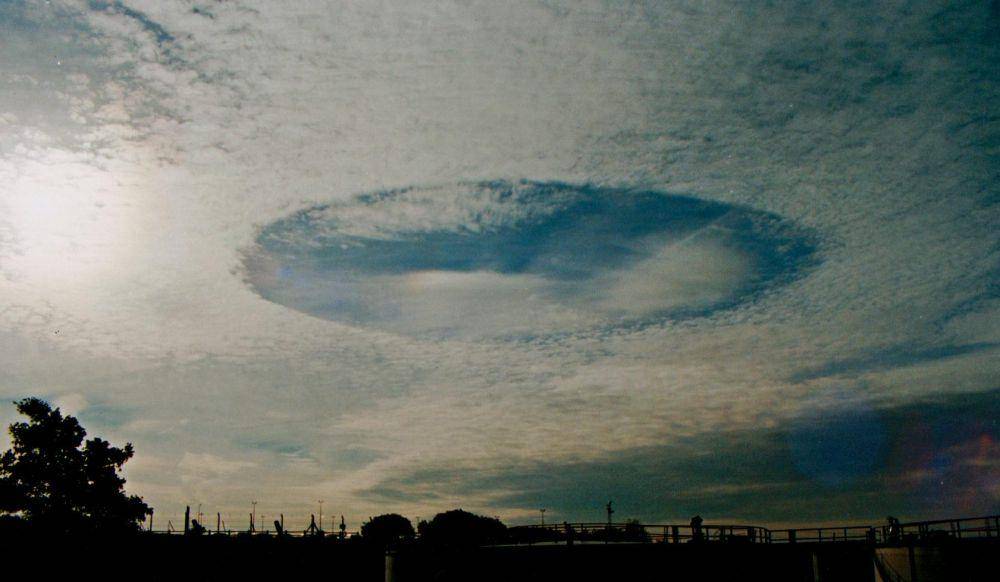 ilustrasi fallstreak hole (commons.m.wikimedia.org/ozz13x)