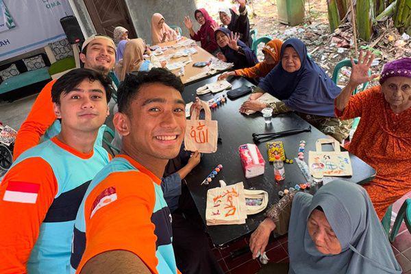 7 Potret Daffa Wardhana Kunjungi Panti Jompo, Lakukan Aksi Sosial
