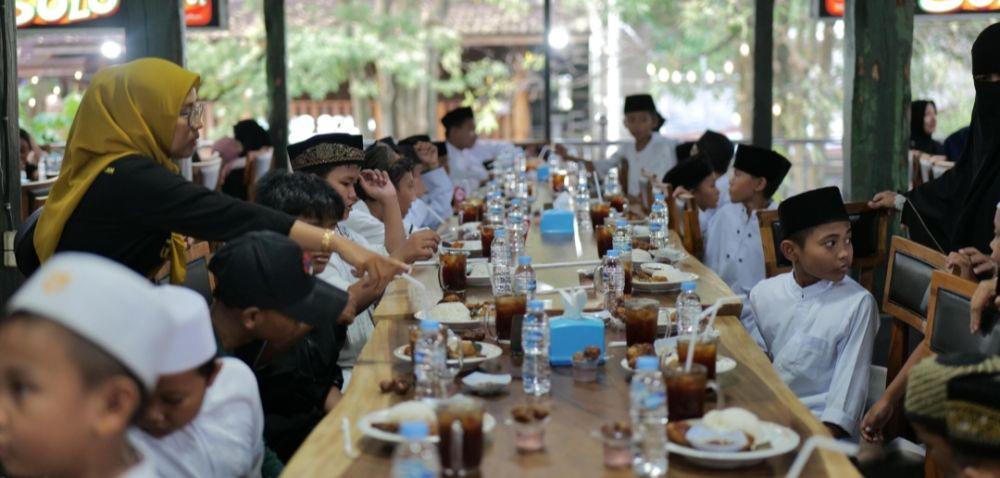 Gerakan Istiqomah Sedekah Ajak Anak Tahfidz Buka Puasa dan Mendongeng