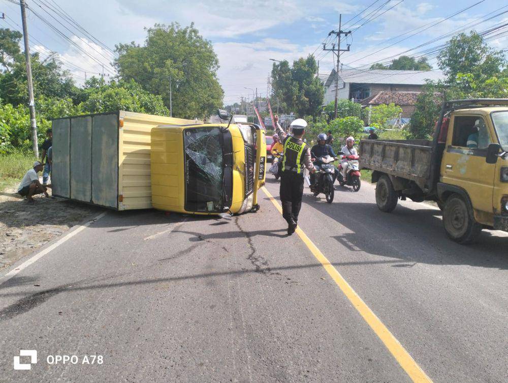 Truk boks terguling di Jalan Nasional Surabaya-Ponorogo, tepatnya di Desa Dolopo, Kecamatan Dolopo, Kabupaten Madiun. IDN Times/ Istimewa.