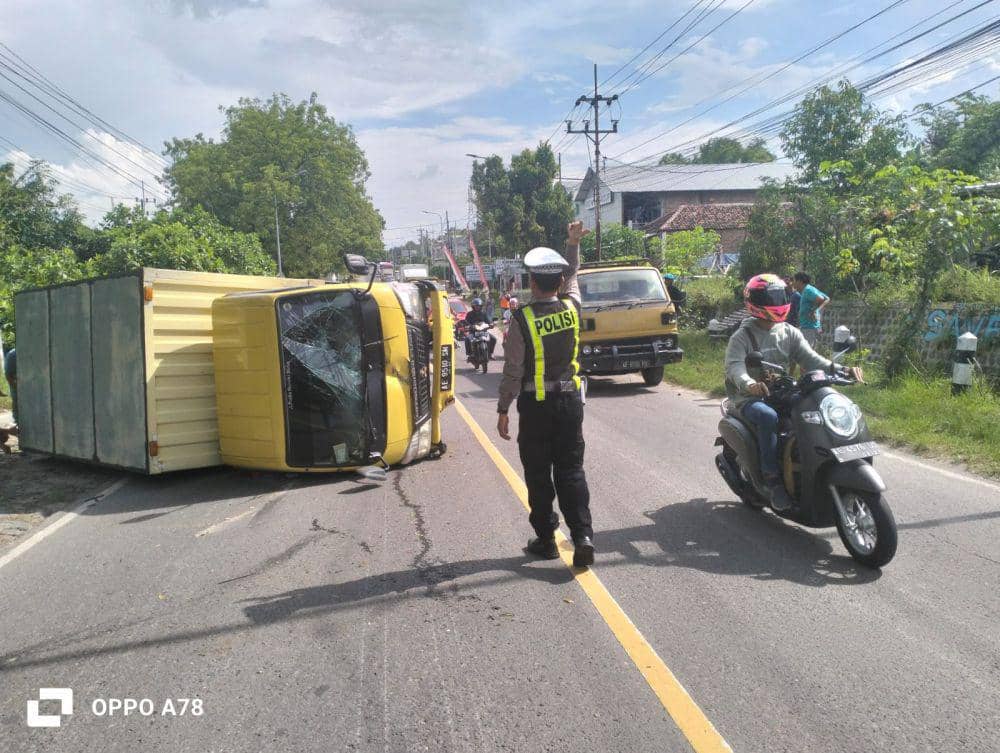 Truk boks terguling di Jalan Nasional Surabaya-Ponorogo, tepatnya di Desa Dolopo, Kecamatan Dolopo, Kabupaten Madiun. IDN Times/ Istimewa.