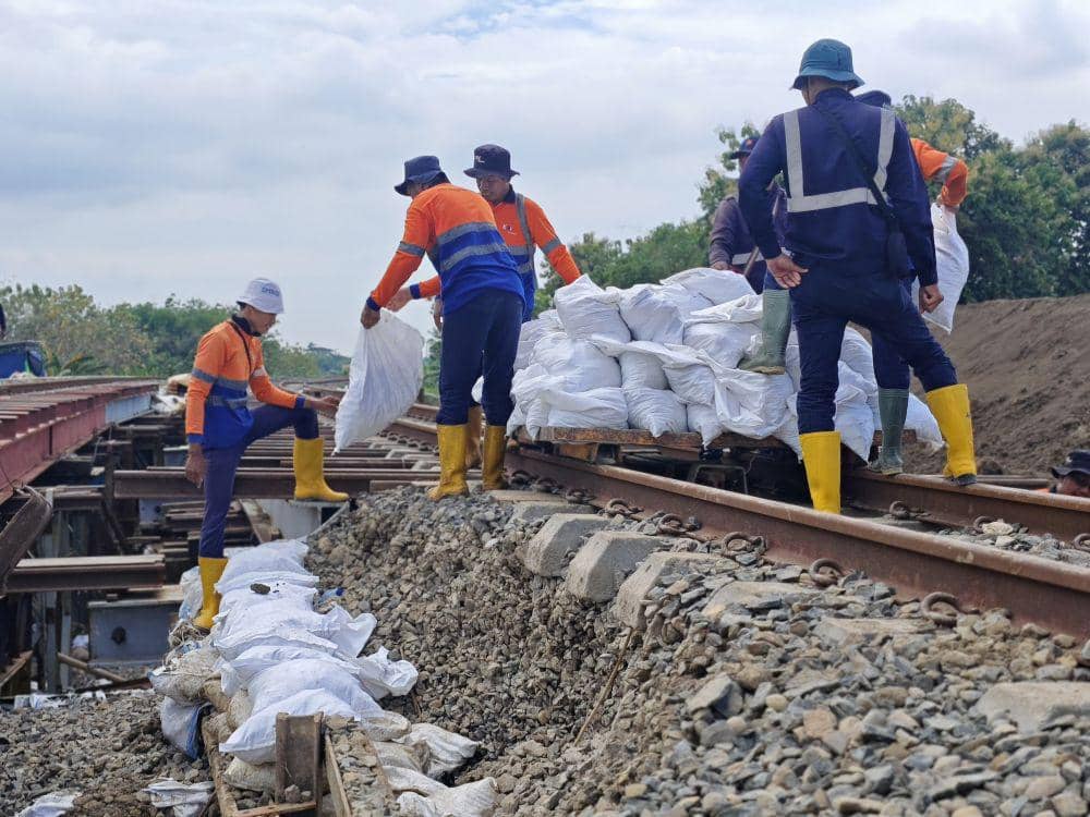 Perbaikan Kelar, KA Barang dan Argo Bromo Anggrek Lewati Rel Gubug-Karangjati