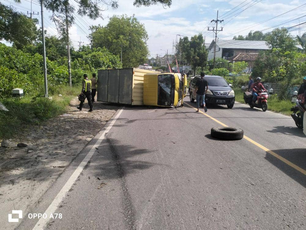 Diduga Sopir Mengantuk, Truk Boks Terguling di Dolopo Madiun