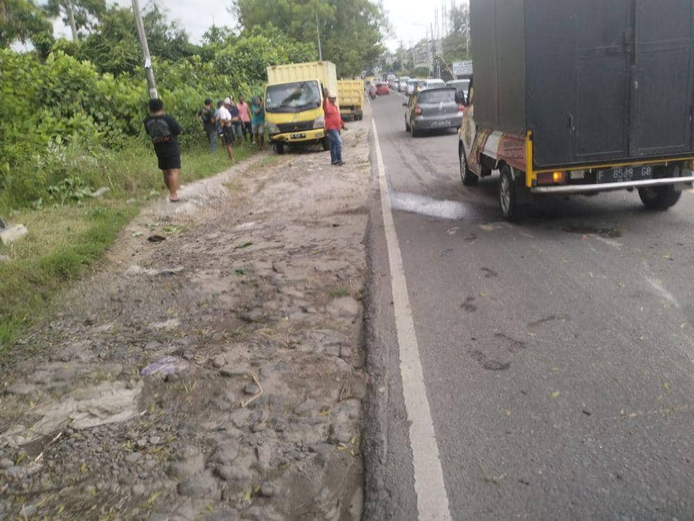 Truk boks terguling di Jalan Nasional Surabaya-Ponorogo, tepatnya di Desa Dolopo, Kecamatan Dolopo, Kabupaten Madiun. IDN Times/ Istimewa.