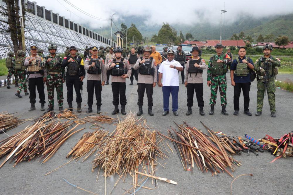 Kapolda Papua Tengah Pimpin Langsung Razia Alat Perang di Puncak Jaya