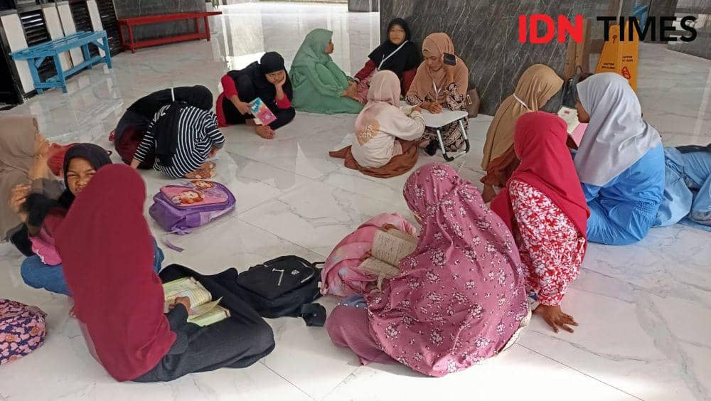 Aktivitas pemuda di Masjid Al Markaz Al Islami, Makassar, Jumat (7/3/2025). (IDN Times/Asrhawi Muin)
