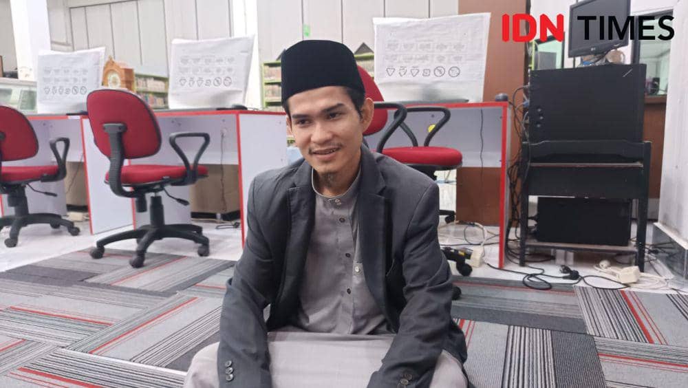 Farhan Syahrir, Ketua Pemuda Remaja Islam Masjid Al Markaz Al Islami (PRIMA), di Masjid Al Markaz Al Islami, Makassar, Jumat (7/3/2025). (IDN Times/Asrhawi Muin)