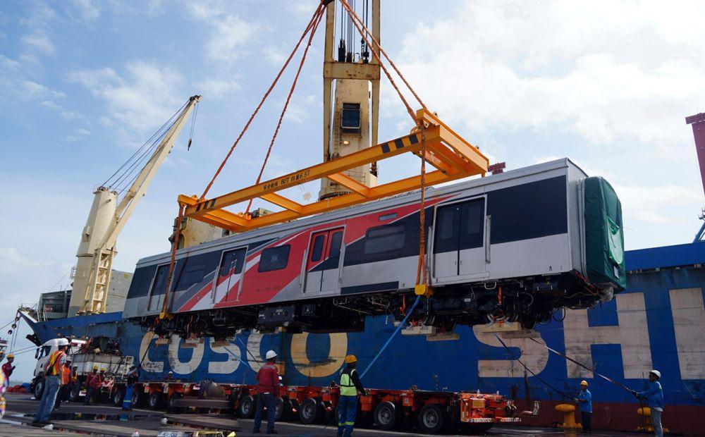 Proses bongkar muat KRL asal China produksi CRRC Sifang oleh PT Pelindo Multi Terminal. (dok. Pelindo)